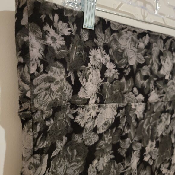 Torrid Womens Mini Pencil Skirt Size 2X Dark Romantic Floral Whimsigoth - Picture 3 of 6